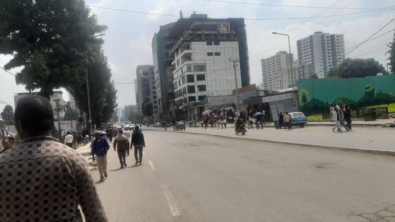 እጅግ አስቸኳይ ሽያጭ - ህንፃ ሊሠራበት የሚያዋጣ ቤት ያለው ቦታ፣ መሀል መገናኛ