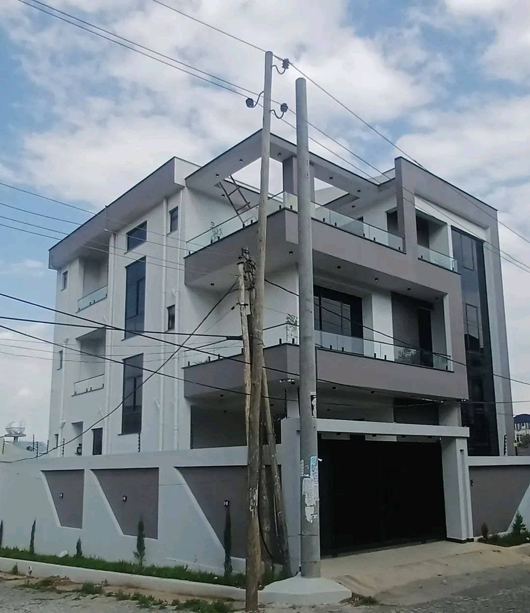 የሚሸጥ ሌግዤሪ መኖሪያ ቤት አያት ዞን - G+2+ ቴራስ