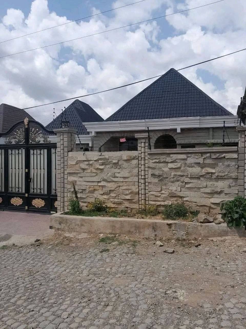 ባንክ ብድር ያለበት ቆንጆ መኖርያ ቪላ ቤት - ጃክሮስ አካባቢ