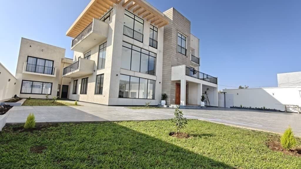 Luxury G+2 House in Wesen