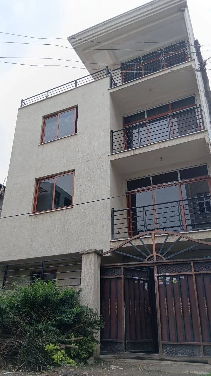 G+3 ቤት ከቴራስ ሰሚት 72 አካባቢ