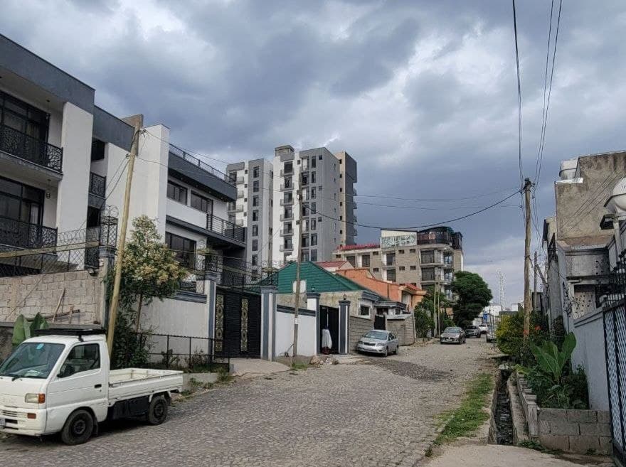 የአያት 5 አካባቢ 450 ካሬ መሬት ለሽያጭ — 1