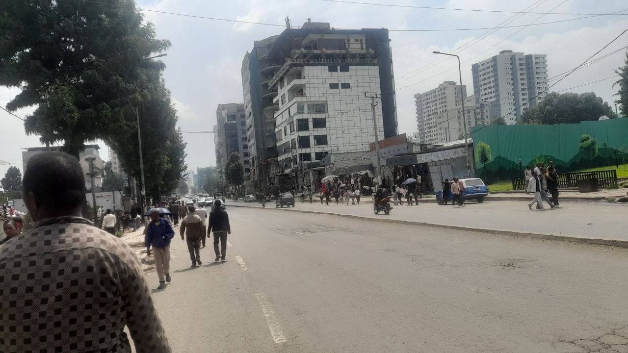 እጅግ አስቸኳይ ሽያጭ - ህንፃ ሊሠራበት የሚያዋጣ ቤት ያለው ቦታ፣ መሀል መገናኛ — 1