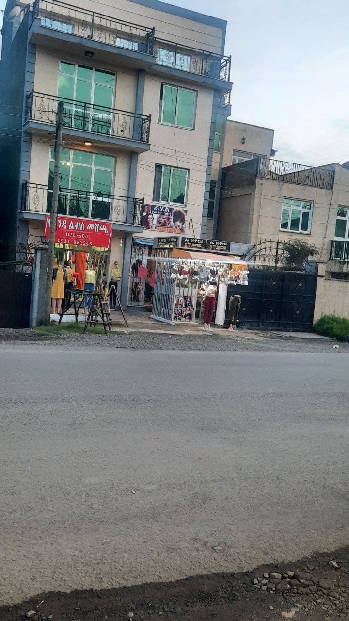 ላፍቶ አስፋልት ዳር G+2 እና ቴራስ ቤት ለሽያጭ — 1