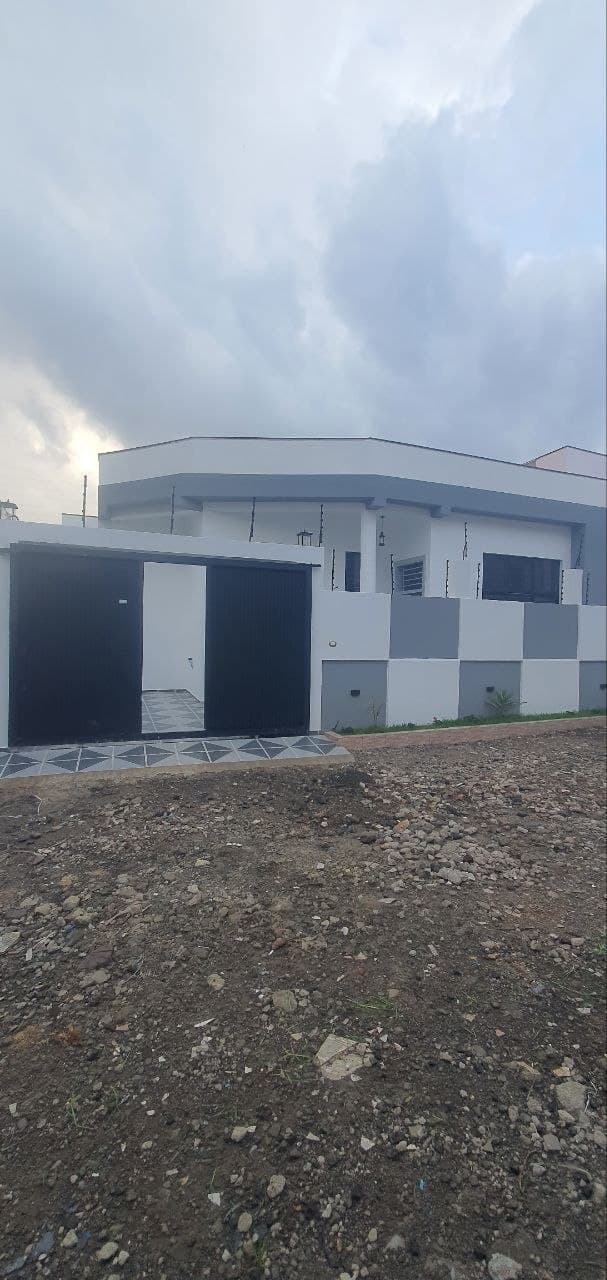 Modern Villa for Sale in Summit — 1
