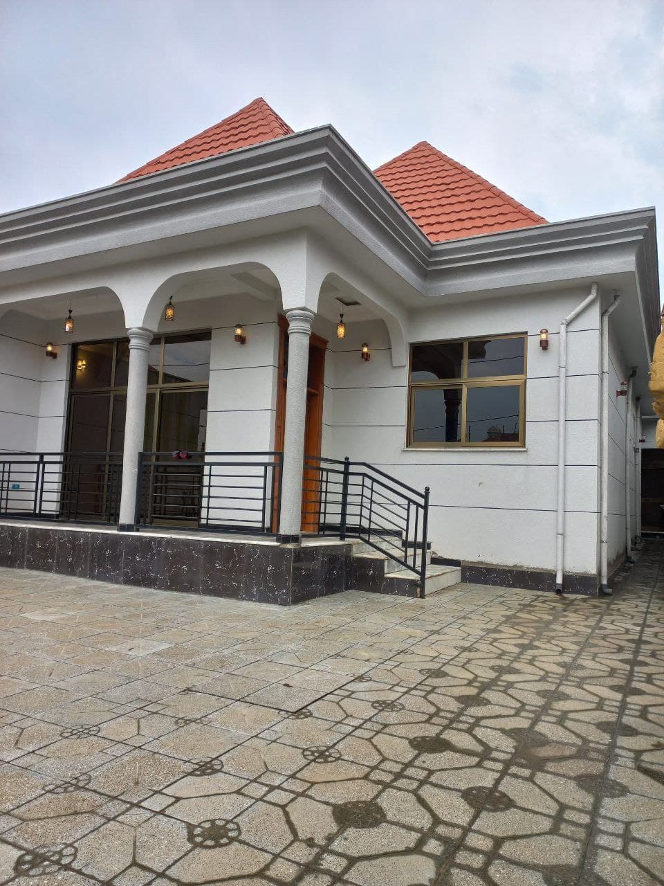 የሚሸጥ ዘመናዊ ቪላ ቤት - አያት (ልማት የለማ መንደር) — 1