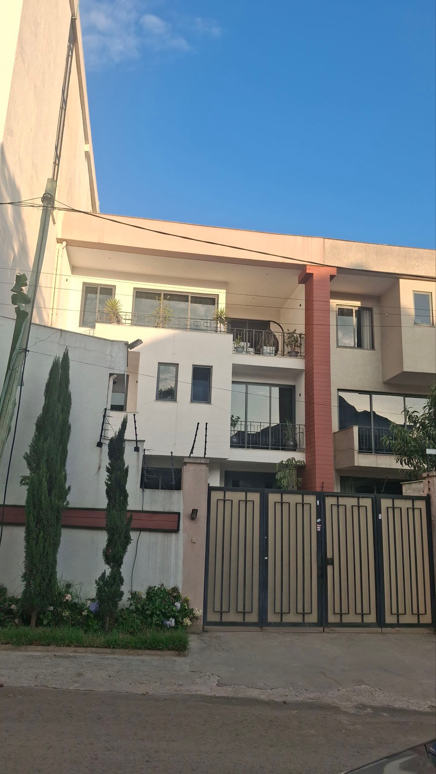የሚሸጥ B+G+2 ዘመናዊ መኖርያ ቤት - CMC ባድሜ — 1