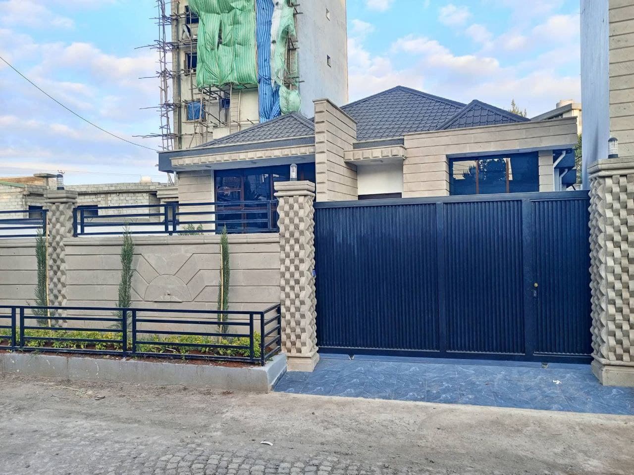 እጅግ በጣም Luxury ዘመናዊ ቪላ ቤት ለሽያጭ - CMC ሚካኤል አካባቢ — 1