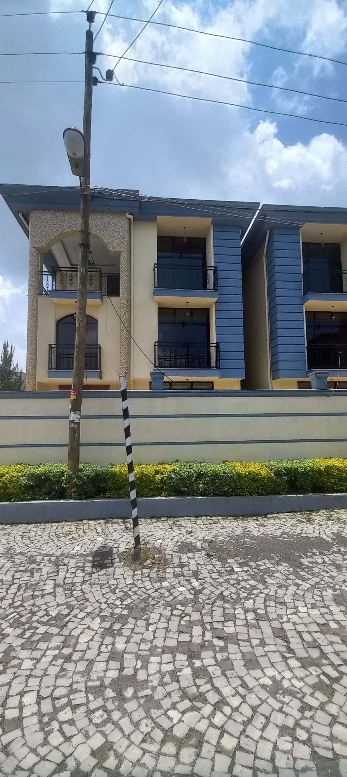 ዘመናዊ መኖርያ ቤት ለሽያጭ - CMC ሰሚት ፍየል ቤት — 1