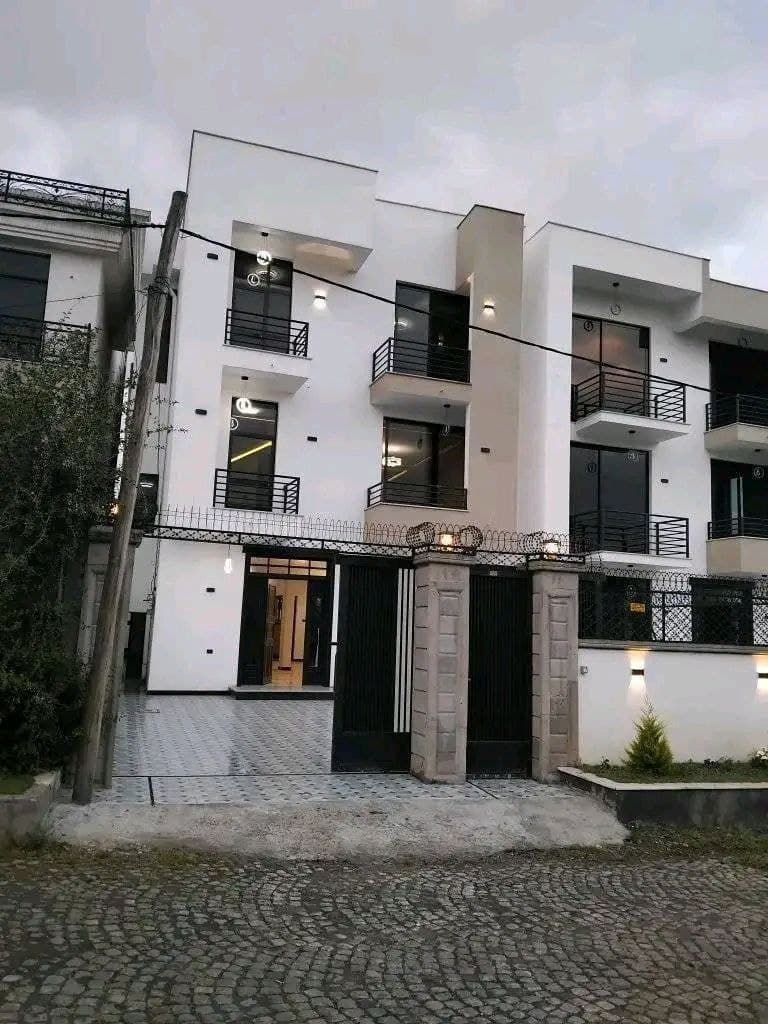 በአስቸኳይ የሚሸጥ ዘመናዊ G+2 ቤት አያት ዞን — 1
