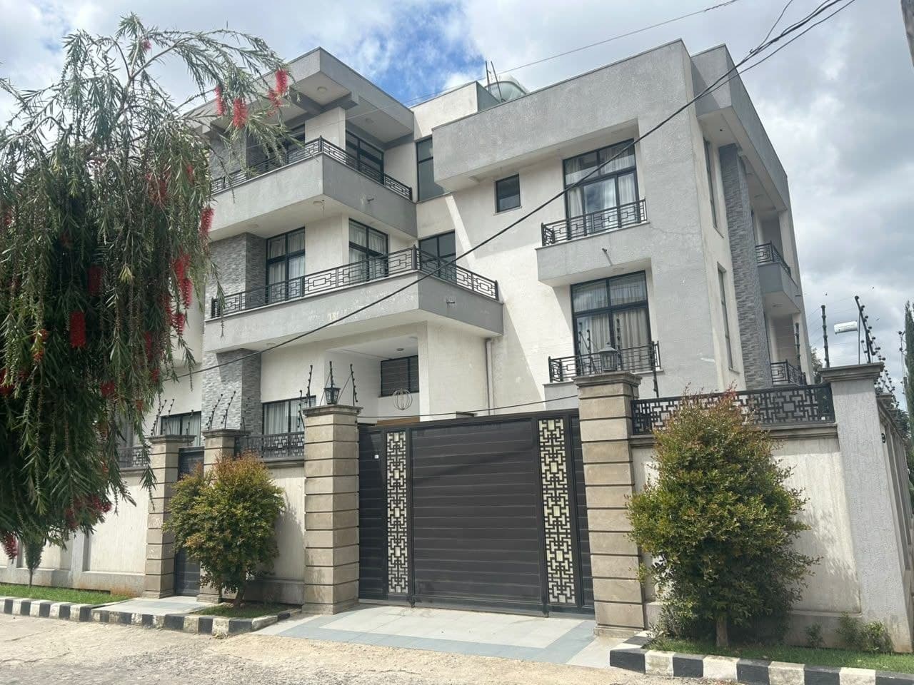 የሚሸጥ G+2 ቤት 350 ካሬ - ሲኤምሲ ሚካኤል አካባቢ — 1