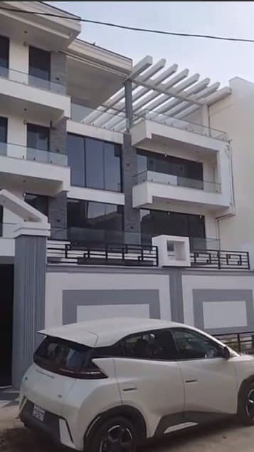 Modern G+3 House in Garment — 1