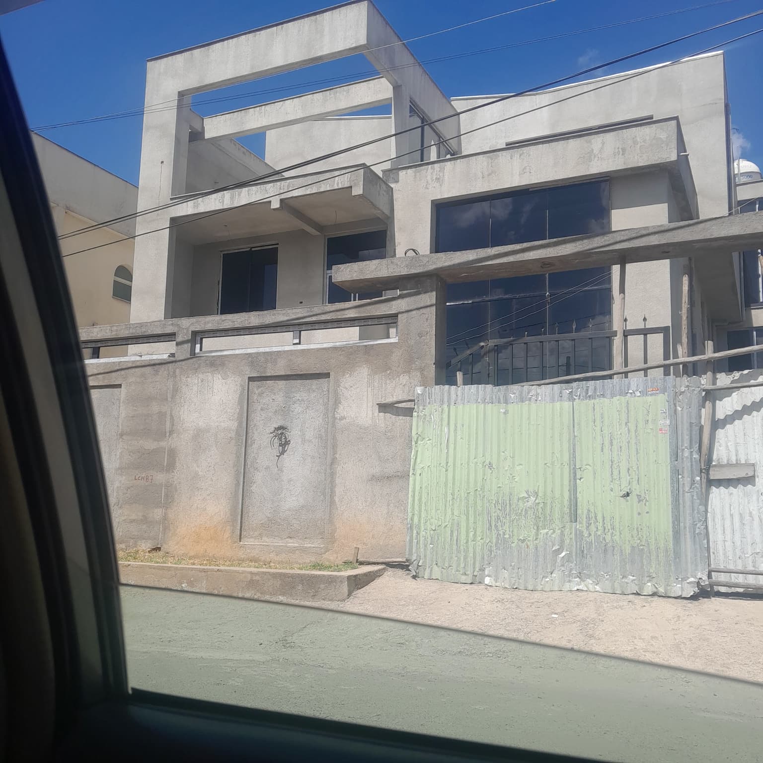 የሚሸጥ G+2 ቤት 500 ካሬ ሜ - ሠሚት ሳፋሪ አካባቢ — 1
