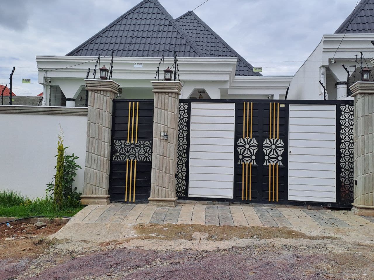 የሚሸጥ ዘመናዊ ቪላ ቤት ሰሚት አካባቢ — 1