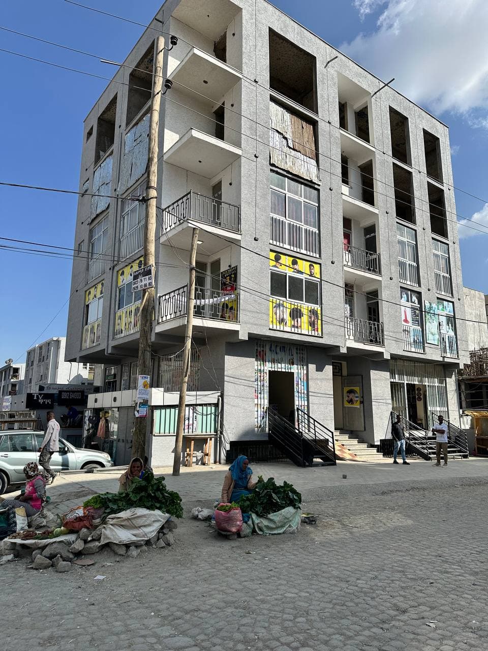 ህንፃ ሽያጭ - ሃይሌ ጋርመንት አካባቢ B+G+4+Terrace ቅይጥ ህንፃ — 1