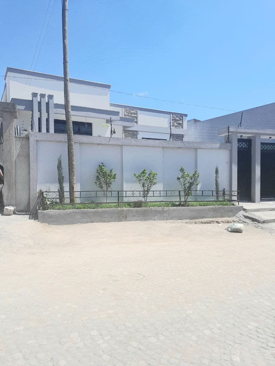 እጅጉን በጣም ዘመናዊ ቪላ በሰሚት አካባቢ ለሽያጭ — 1