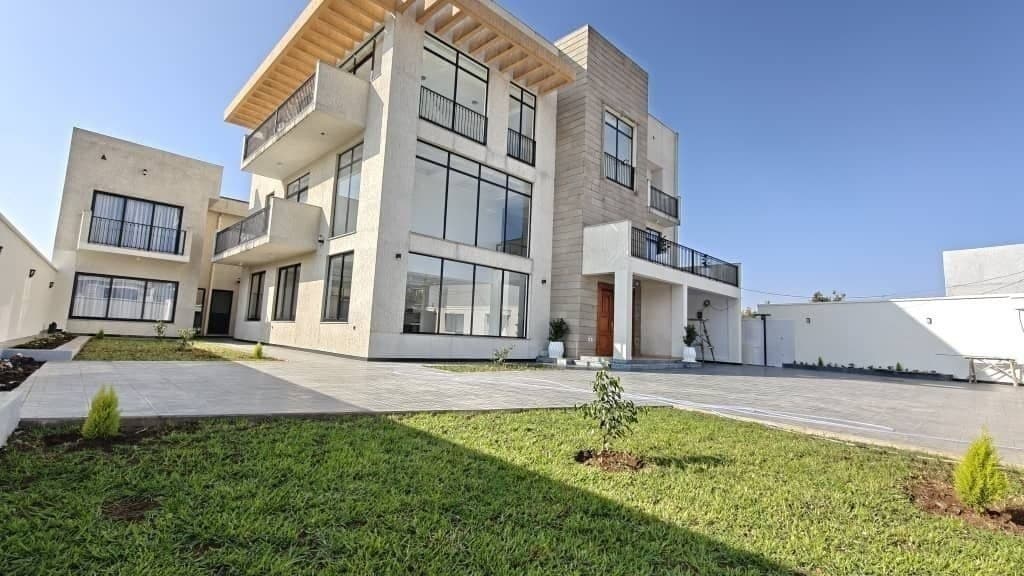 Luxury G+2 House in Wesen — 1