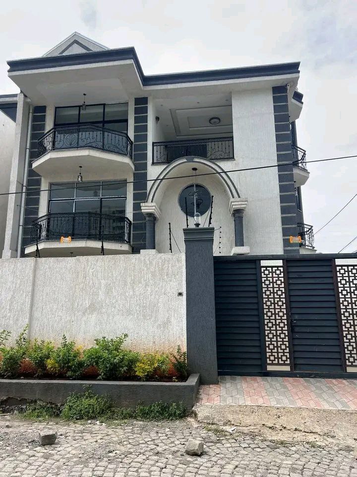 ሽያጭ አያት ዞን - ኮምፓውንድ ቤት 250 ካሬ — 1