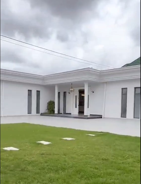 Modern Five Bedroom Apartment in Ayat